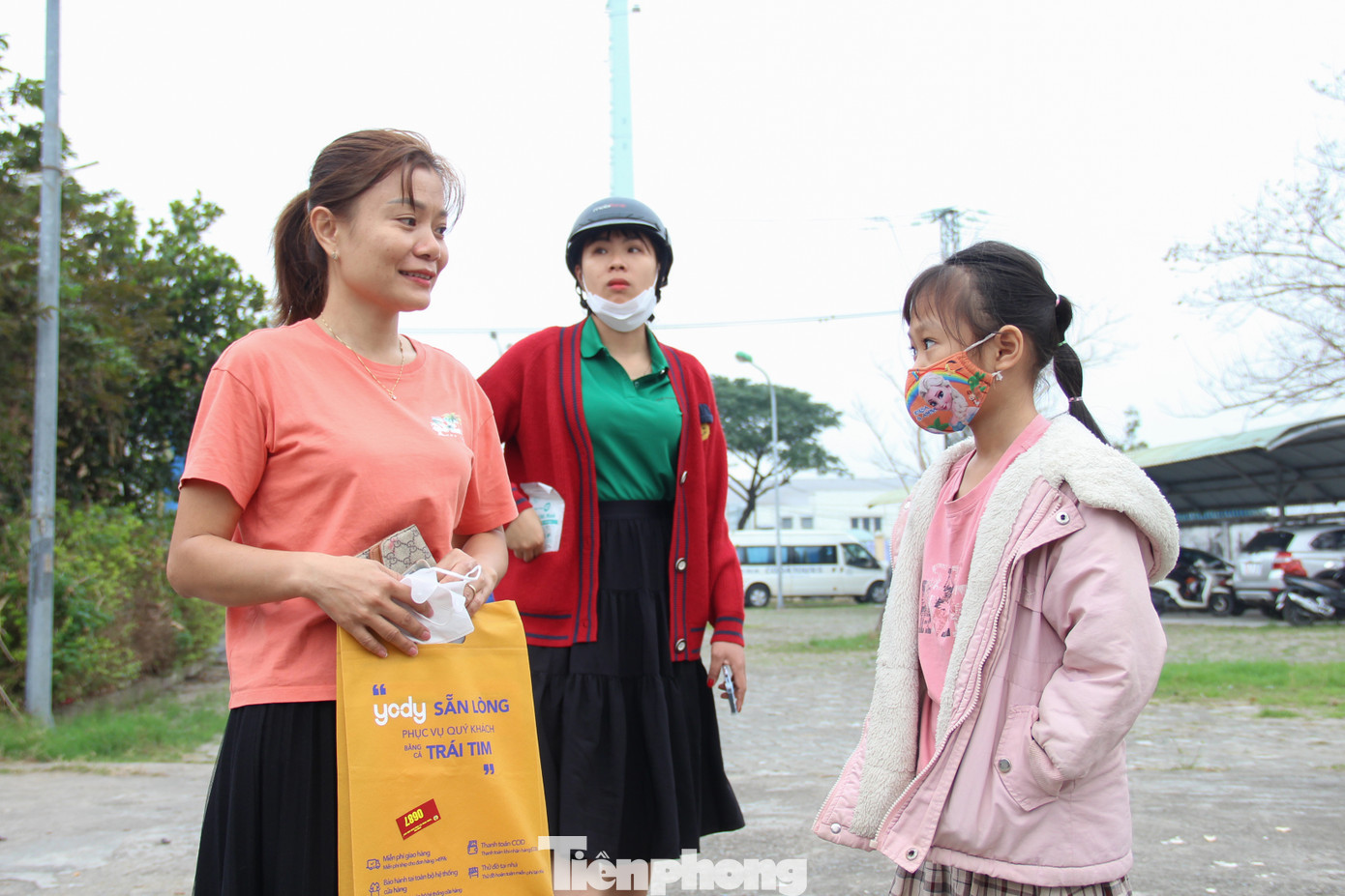 Từ sáng sớm, chị Nguyễn Thị Lĩnh (35 tuổi, công nhân Công ty Morito) cùng chồng và 2 người con đã có mặt ở Trung tâm Văn hóa Thể thao Công nhân. Đã 2 năm nay, gia đình chị đều về Hà Tĩnh đón Tết trên chuyến xe Công đoàn. Năm nay kinh tế khó khăn, thu nhập của 2 vợ chồng chị cũng chịu ảnh hưởng.