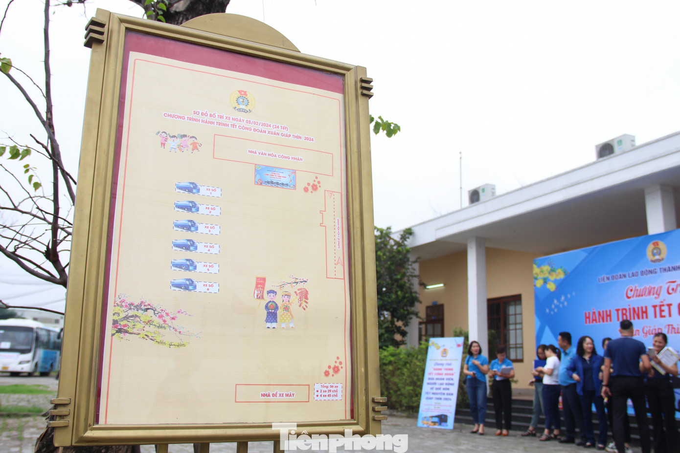 Ngay khu vực cổng vào, BTC bố trí sơ đồ các chuyến xe, giờ khởi hành và hướng dẫn để công nhân, người lao động có thể tìm kiếm xe, kí gửi hành lý và nhận quà Tết trước khi khởi hành.