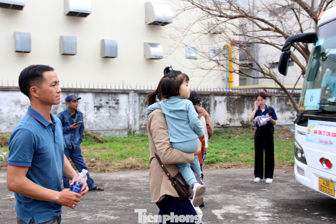 Đây là năm đầu tiên gia đình anh Lê Ngọc Toàn (36 tuổi, lao động tự do) và chị Nguyễn Thị Hương (28 tuổi, giáo viên trường THCS Nguyễn Trãi) về quê ăn Tết trên chuyến xe Công đoàn. Mọi năm, chi phí để gia đình 3 người về quê Thanh Hóa là khoảng 1,2 triệu đồng.