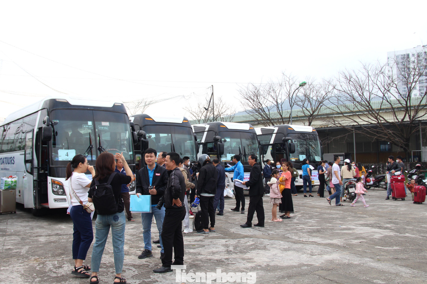 Hôm nay (ngày 3/2), những chuyến xe Công đoàn đầu tiên của Liên đoàn Lao động (LĐLĐ) TP. Đà Nẵng chính thức lăn bánh, đưa công nhân, người lao động về quê đón Tết.