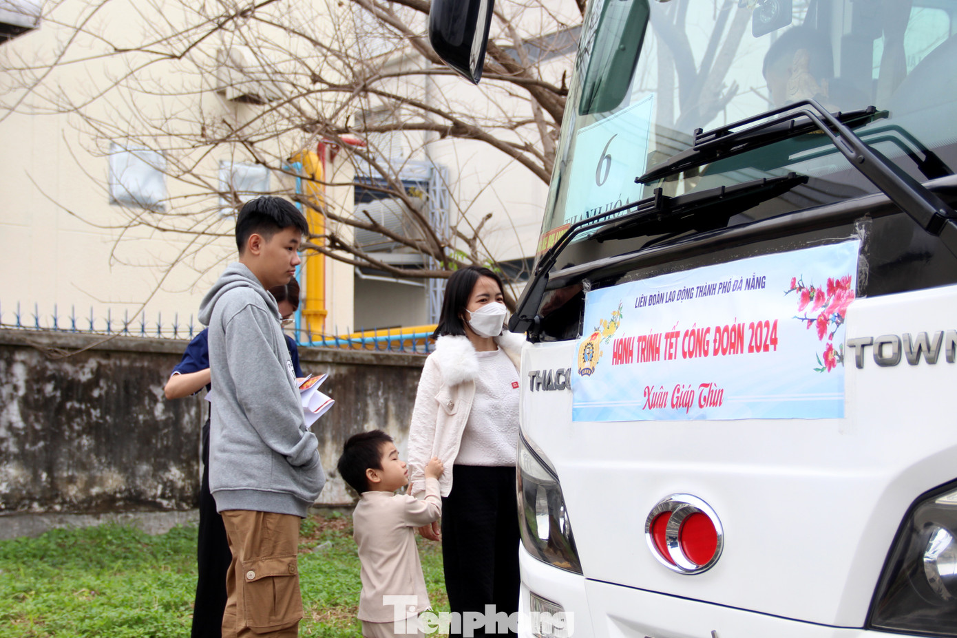 Năm nay, LĐLĐ TP. Đà Nẵng tổ chức Hành trình Tết Công đoàn với 85 chuyến xe miễn phí để hỗ trợ công nhân, người lao động về quê đón Tết. Các chuyến xe khởi hành đều đặn vào mỗi sáng, từ ngày 3/2 đến ngày 8/2 (nhằm ngày 24 tháng Chạp đến ngày 29 tháng Chạp âm lịch).