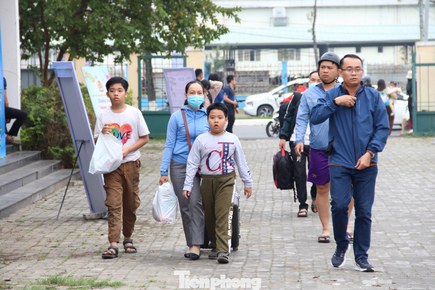 Đúng 7h30, những chuyến xe Công đoàn Tết Giáp Thìn đầu tiên sẽ lăn bánh. Càng đến gần giờ khởi hành, lượng người đổ về khu vực tập trung ngày càng đông, ai cũng lỉnh kỉnh đồ đạc, quà Tết... 6 chuyến xe ngày 24 tháng Chạp có lịch trình về các tỉnh Quảng Bình, Nghệ An, Hà Tĩnh và Thanh Hóa.
