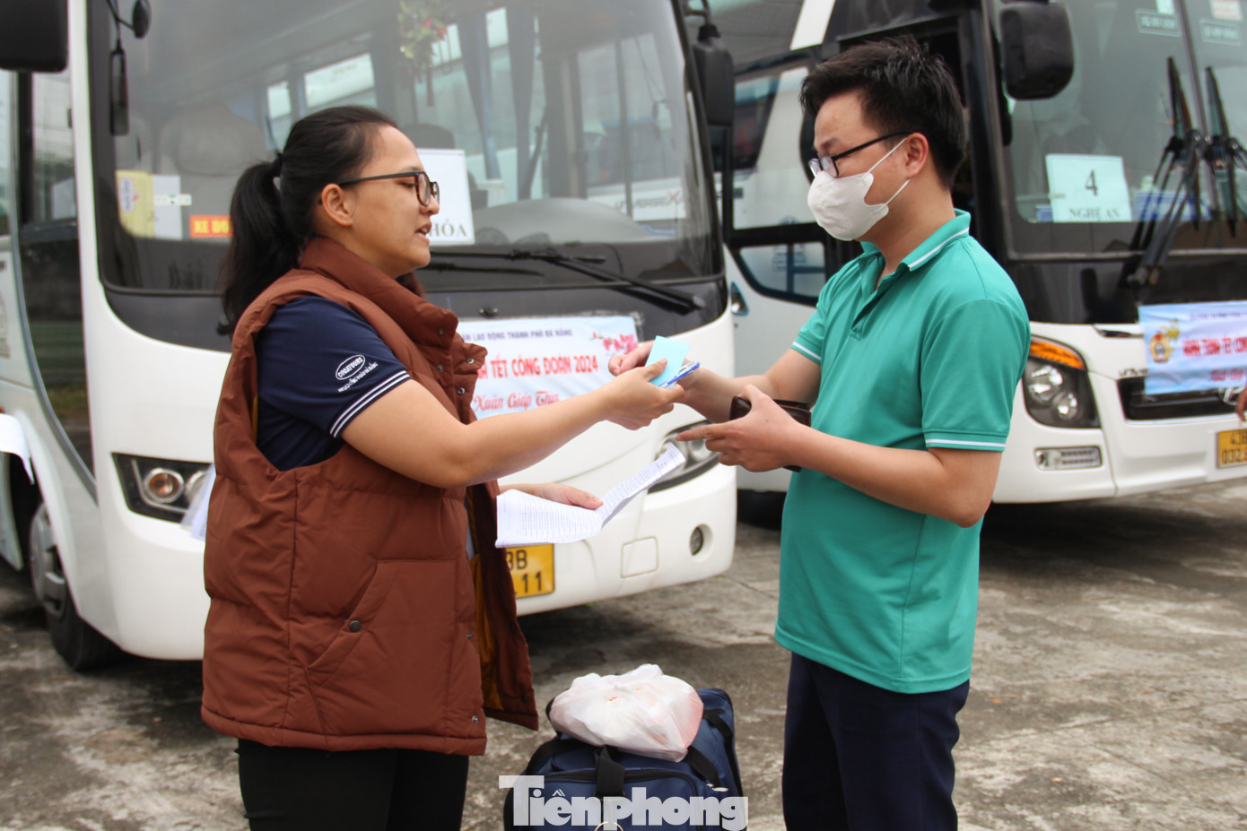 Sau khi đưa vé xe Tết Công đoàn, người lao động được hướng dẫn sắp xếp và gửi hành lý, bố trí chỗ ngồi. Danh sách các hành khách lên xe được các cán bộ phụ trách mỗi xe liên tục cập nhật, gọi điện nhắc nhở các trường hợp chưa có mặt khi gần đến giờ khởi hành.