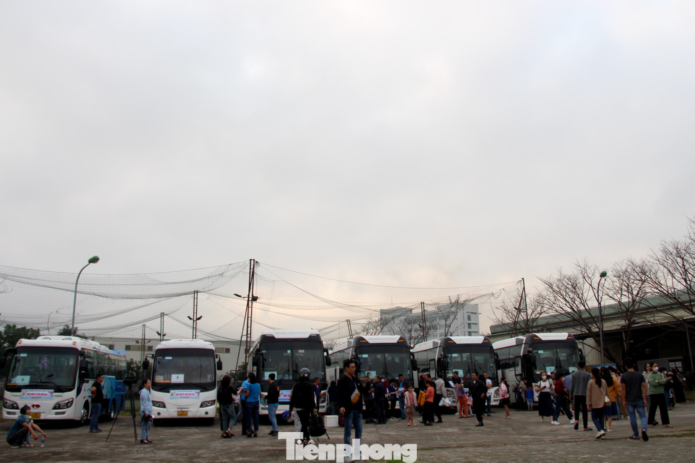 Từ hơn 6h sáng, Trung tâm Văn hóa Thể thao Công nhân KCN Hòa Khánh (quận Liên Chiểu) đã rộn ràng tất bật. Hàng trăm công nhân, người lao động trên địa bàn Đà Nẵng đổ về đây, háo hức về Tết trên những chuyến xe Công đoàn. Ảnh: Giang Thanh