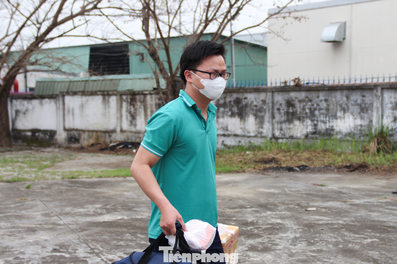 Càng gần đến giờ xuất phát, người lao động khẩn trương di chuyển về các xe để kí gửi hành lý và lên xe. Có những trường hợp công nhân đăng ký nhầm ngày, nếu chuyến xe vẫn còn dư ghế, BTC cũng linh động bố trí chỗ ngồi để hỗ trợ người lao động.