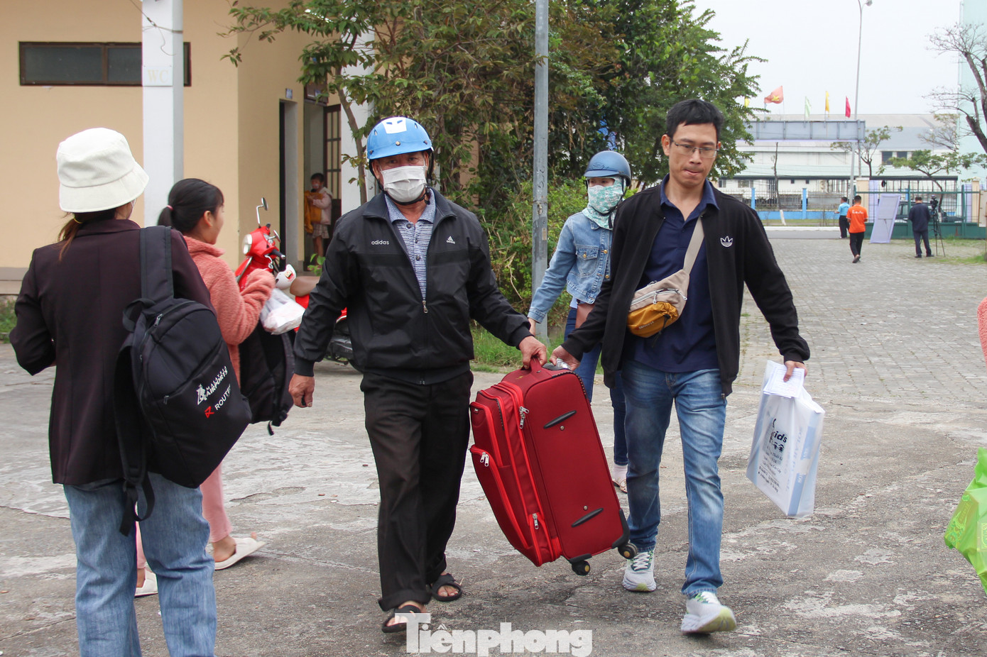 Càng gần đến giờ xuất phát, người lao động khẩn trương di chuyển về các xe để kí gửi hành lý và lên xe. Có những trường hợp công nhân đăng ký nhầm ngày, nếu chuyến xe vẫn còn dư ghế, BTC cũng linh động bố trí chỗ ngồi để hỗ trợ người lao động.
