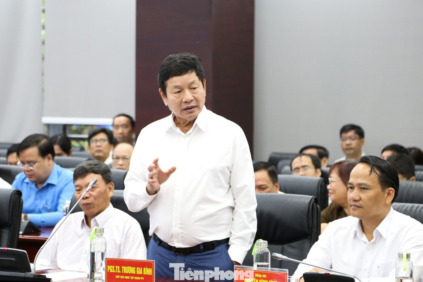 Ông Trương Gia Bình cho biết Đà Nẵng sẽ là thủ phủ vi mạch bán dẫn của Tập đoàn FPT trong thời gian tới. Ông Trương Gia Bình cho biết Đà Nẵng sẽ là thủ phủ vi mạch bán dẫn của Tập đoàn FPT trong thời gian tới.