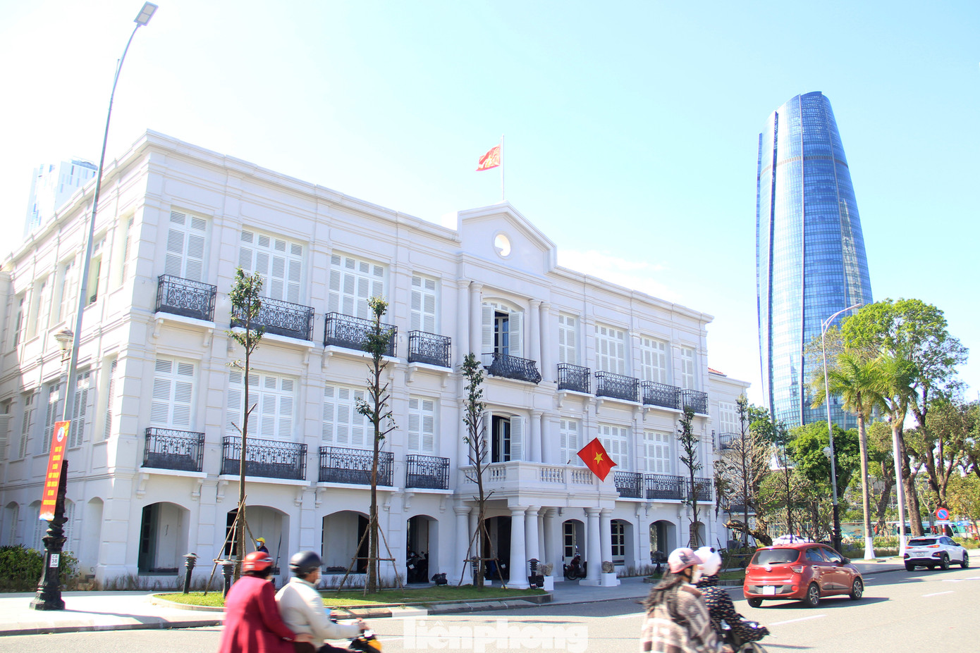 Sau gần 3 năm tiến hành cải tạo, chuyển đổi công năng, diện mạo của Bảo tàng Đà Nẵng mới (đường Bạch Đằng, quận Hải Châu) dần lộ diện, nổi bật bên bờ sông Hàn với sắc trắng và mang đậm dấu ấn kiến trúc Pháp. Ảnh: Giang Thanh