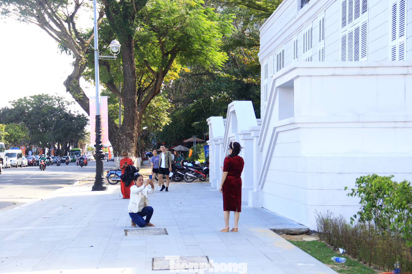 Hàng rào của các tòa nhà số 42 – 44 Bạch Đằng đã được gỡ bỏ, tạo thành không gian mở thoáng rộng, kết nối thẳng ra đường Bạch Đằng và bờ sông Hàn. Ảnh: Giang Thanh