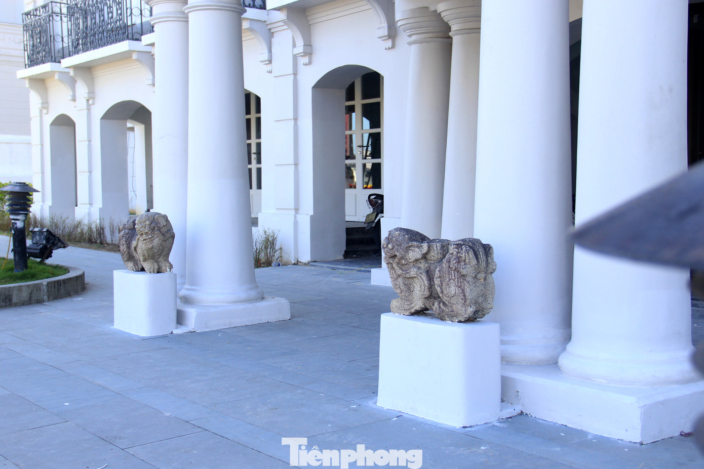 Công trình sau khi cải tạo được khoác lên "tấm áo mới" với sắc trắng ngả xanh, giữ nguyên lối kiến trúc Pháp với những mái vòm, lan can tinh tế, hệ thống cửa sổ nhiều, hình khối bao quanh... Hai linh vật sư tử đá ở khu vực cổng chính được giữ nguyên hiện trạng khi cải tạo.