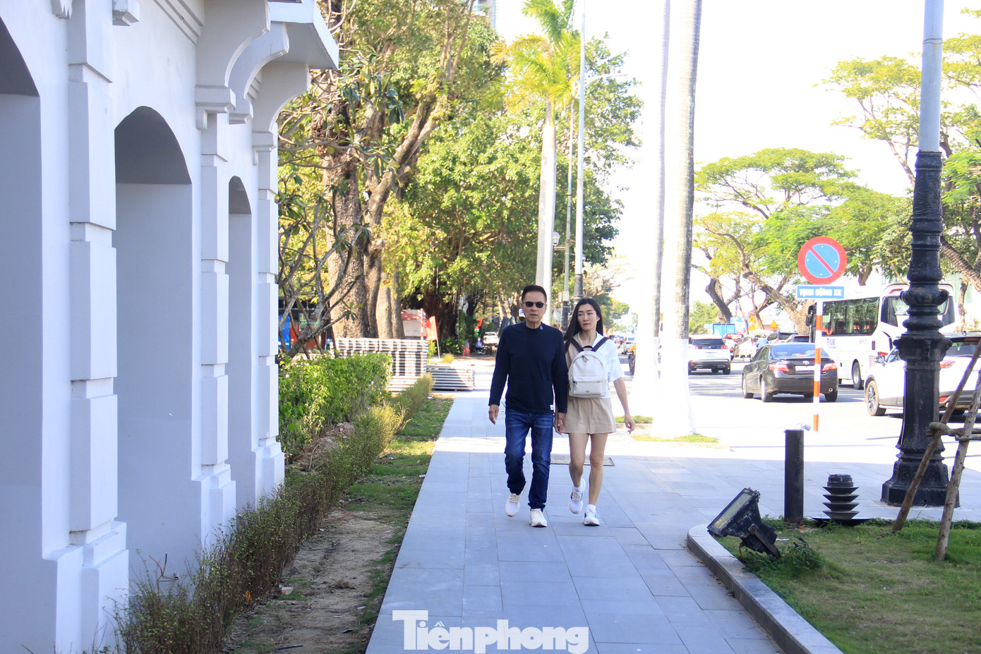 Hàng rào của các tòa nhà số 42 – 44 Bạch Đằng đã được gỡ bỏ, tạo thành không gian mở thoáng rộng, kết nối thẳng ra đường Bạch Đằng và bờ sông Hàn. Ảnh: Giang Thanh