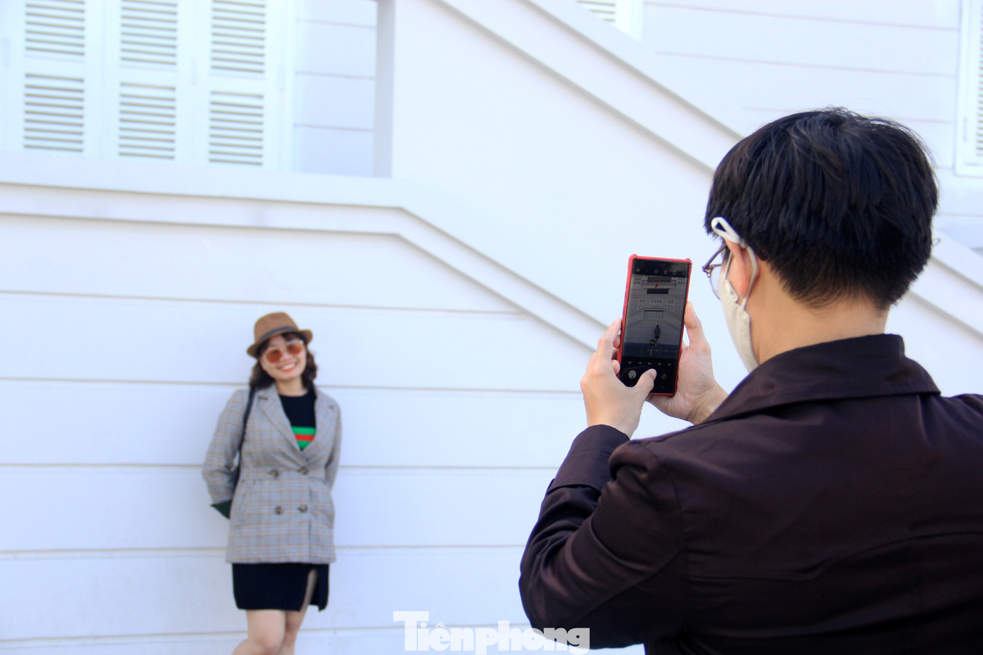 "Sau khi được cải tạo, tòa nhà rất nổi bật với sắc trắng và lối kiến trúc cổ kính, vì vậy, tranh thủ trời đẹp, tôi cùng bạn bè ghé lại vừa chụp ảnh ở đường hoa Xuân, vừa check in với tòa nhà độc đáo này. Chắc chắn trong tương lai, đây sẽ là điểm tham quan hút giới trẻ và du khách", Trần Thùy Trâm (28 tuổi, ở quận Cẩm Lệ) chia sẻ. Ảnh: Giang Thanh