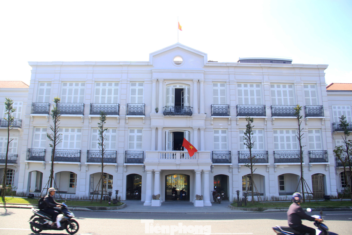 Tòa nhà cổ ở số 42 Bạch Đằng có vị trí đắc địa hướng mặt ra sông Hàn, vốn là Tòa thị chính Đà Nẵng thời Pháp thuộc. Theo một số tài liệu, tòa nhà được xây dựng từ khoảng những năm 1898 – 1900. Ảnh: Giang Thanh
