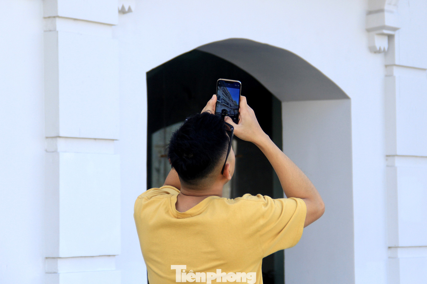 Người dân Đà Nẵng ấn tượng với lối kiến trúc tinh tế, đẹp mắt và rất đặc trưng của tòa nhà. Nhiều du khách nước ngoài cũng dừng chân lại đây để tham quan, lưu lại những hình ảnh của tòa công trình cổ kính này. Ảnh: Giang Thanh