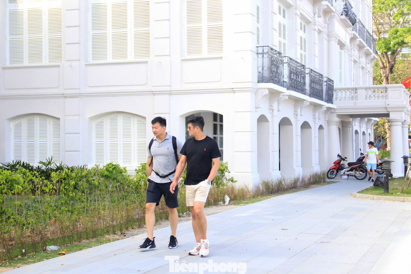 Hàng rào của các tòa nhà số 42 – 44 Bạch Đằng đã được gỡ bỏ, tạo thành không gian mở thoáng rộng, kết nối thẳng ra đường Bạch Đằng và bờ sông Hàn. Ảnh: Giang Thanh