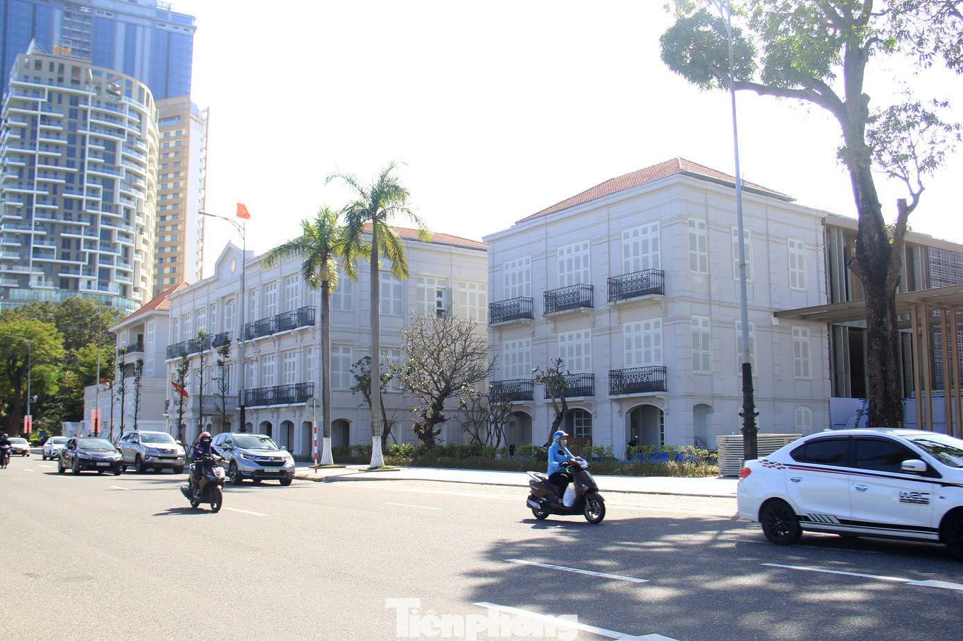 Hàng rào của các tòa nhà số 42 – 44 Bạch Đằng đã được gỡ bỏ, tạo thành không gian mở thoáng rộng, kết nối thẳng ra đường Bạch Đằng và bờ sông Hàn. Ảnh: Giang Thanh