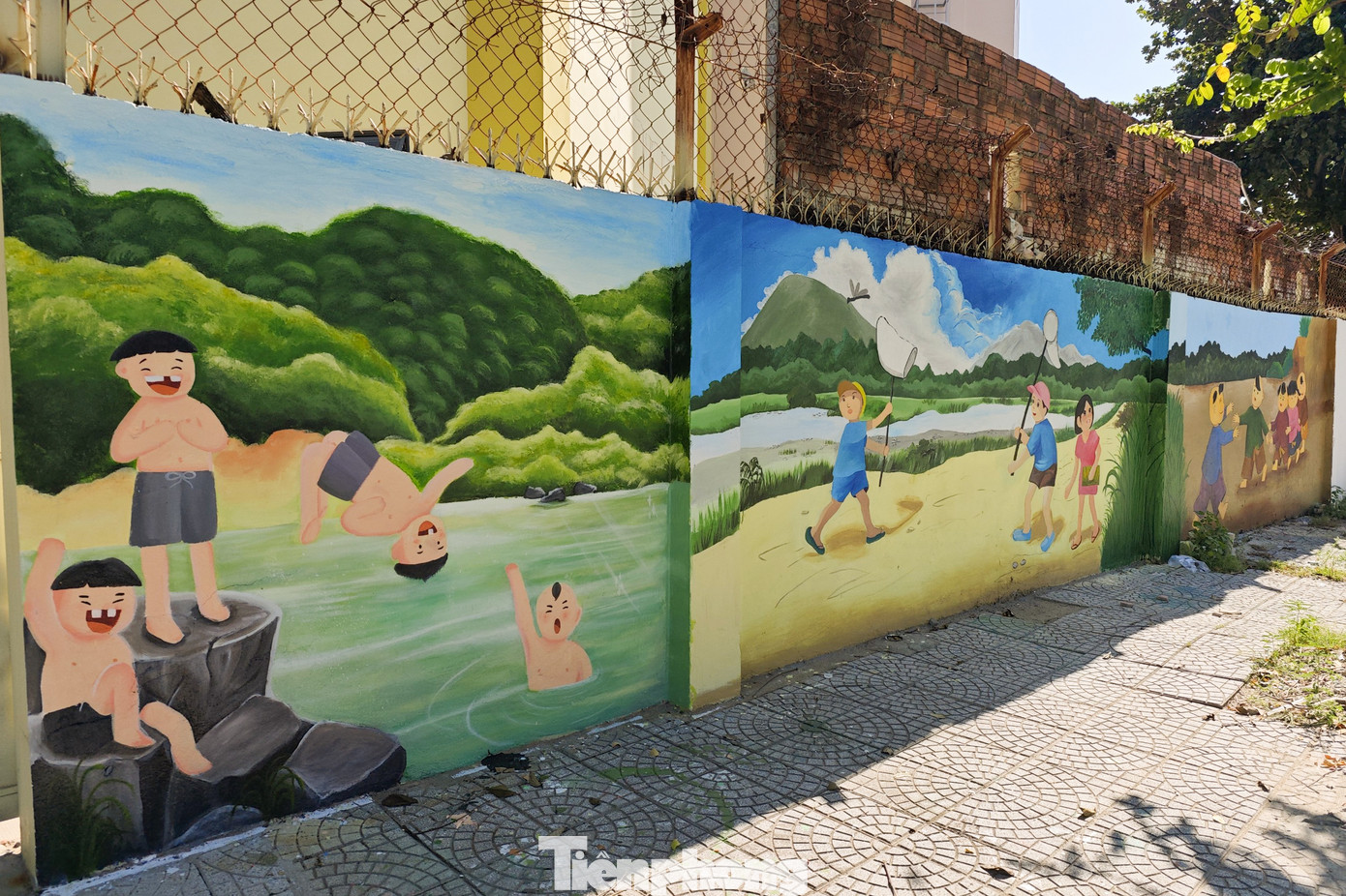 Hoạt động vẽ tranh tường được Đoàn trường triển khai đều đặn trong các chiến dịch Mùa hè xanh.