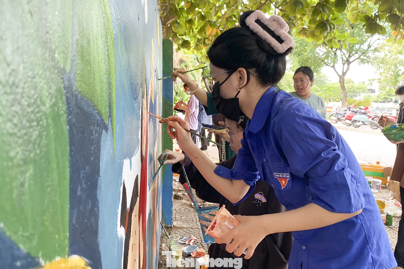 Hoạt động vẽ tranh tường được Đoàn trường triển khai đều đặn trong các chiến dịch Mùa hè xanh.