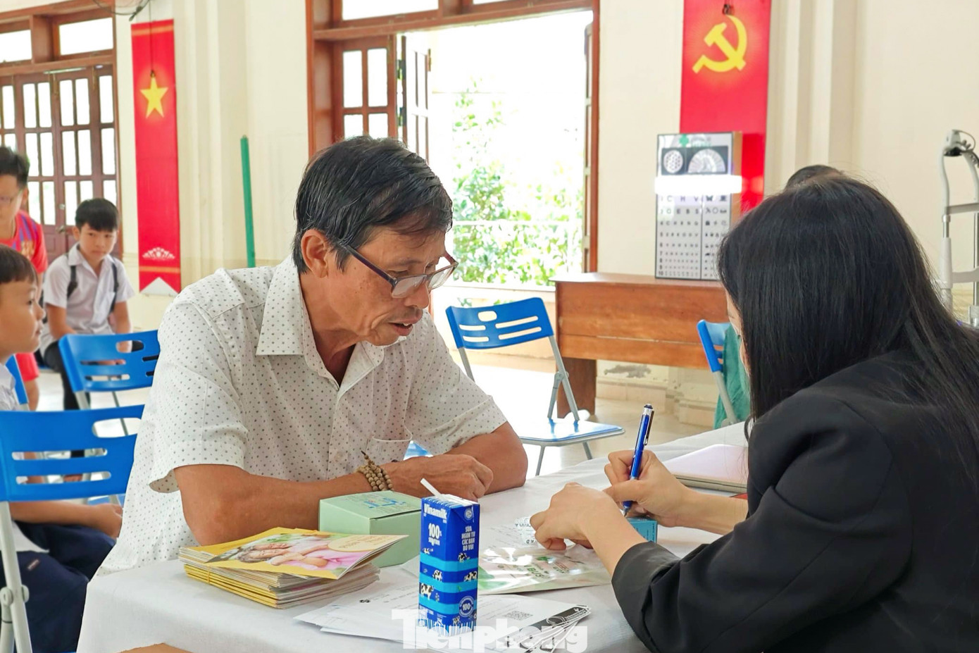 Người dân và học sinh địa phương được khám và tư vấn các bệnh, tật về mắt miễn phí