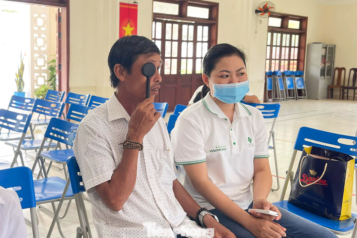 Người dân và học sinh địa phương được khám và tư vấn các bệnh, tật về mắt miễn phí