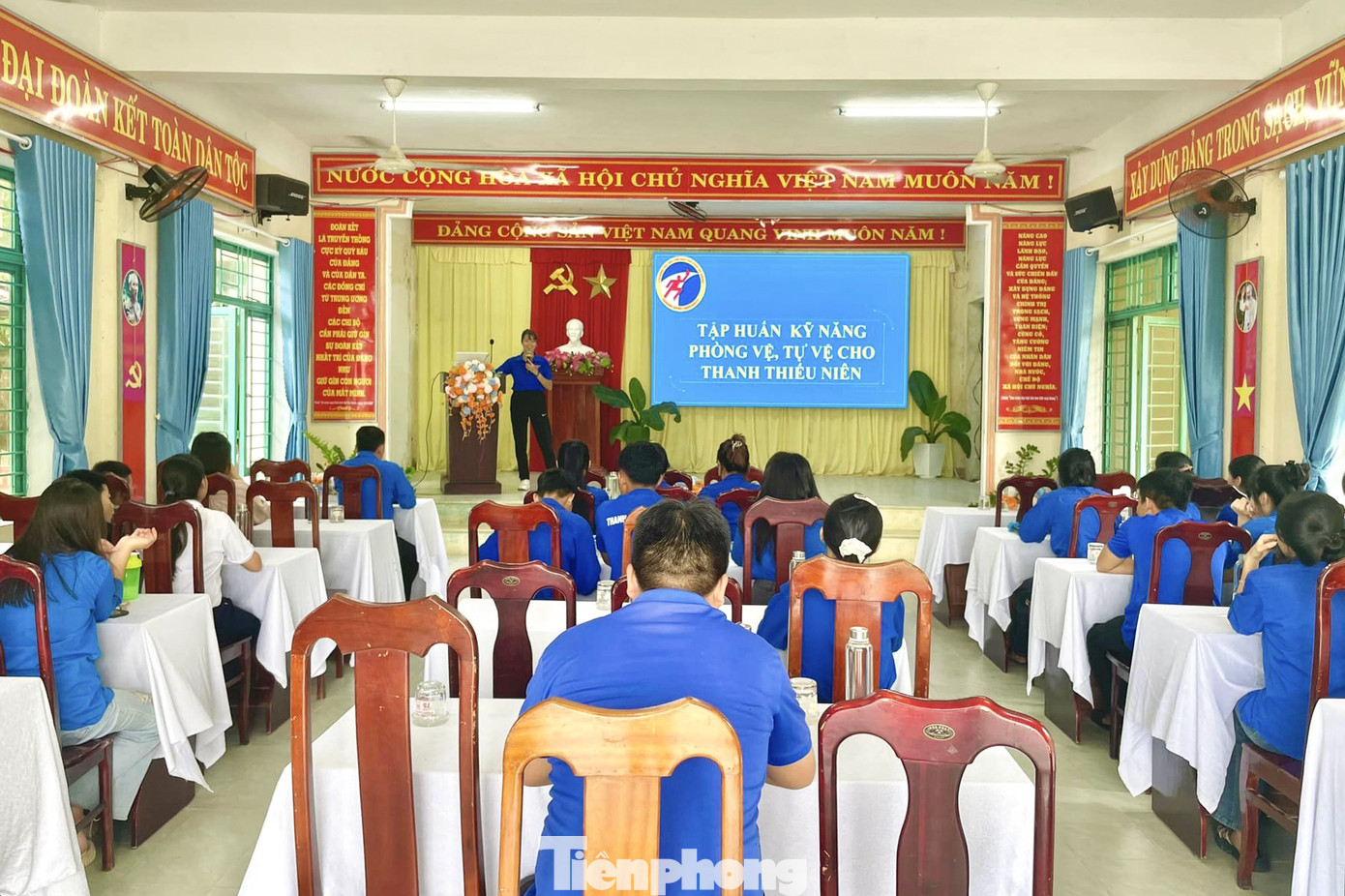 Các em học sinh ở xã Hòa Bắc được hướng dẫn kỹ năng phòng chống xâm hại, xử lý khi gặp tai nạn đuối nước...