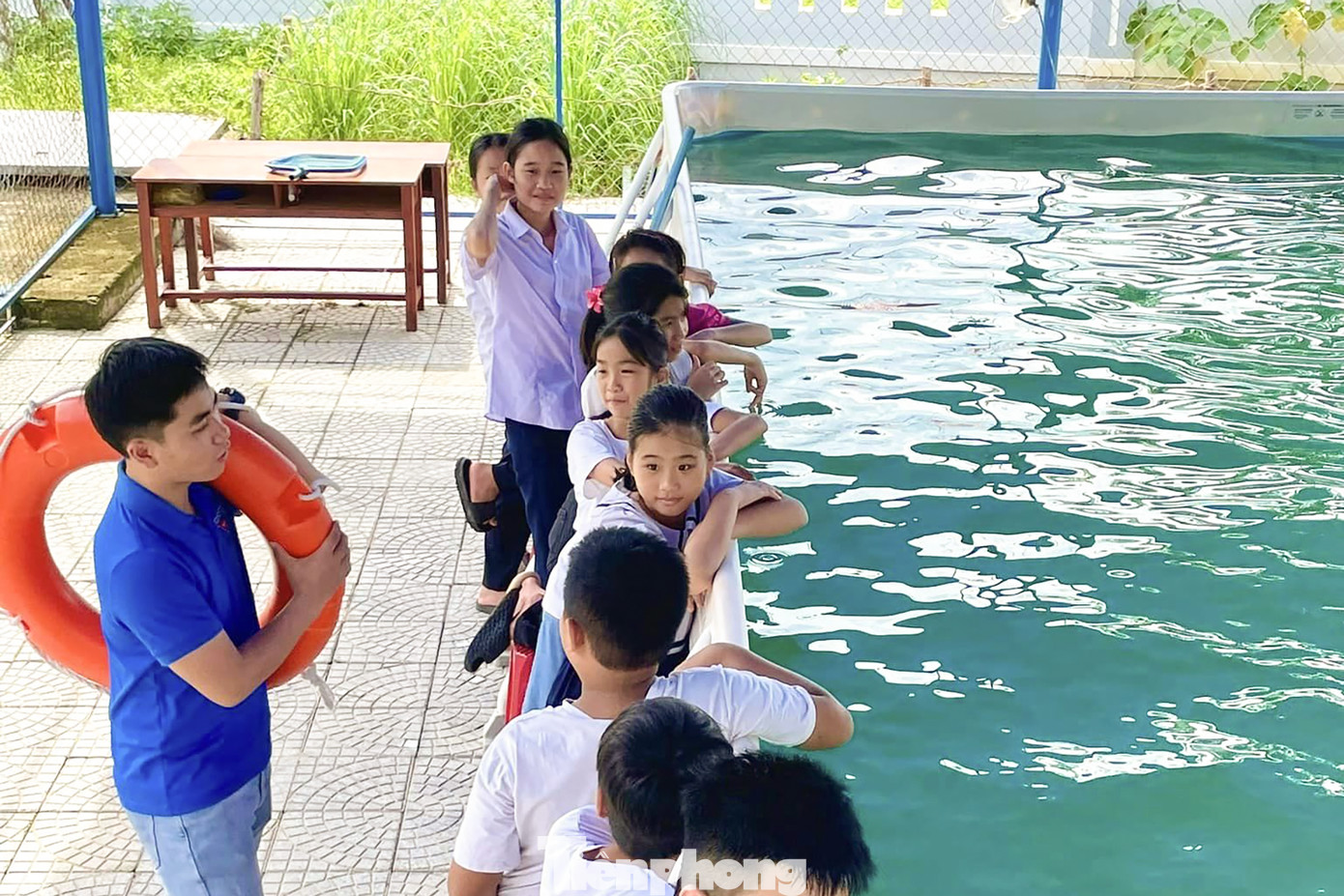 Các em học sinh ở xã Hòa Bắc được hướng dẫn kỹ năng phòng chống xâm hại, xử lý khi gặp tai nạn đuối nước...