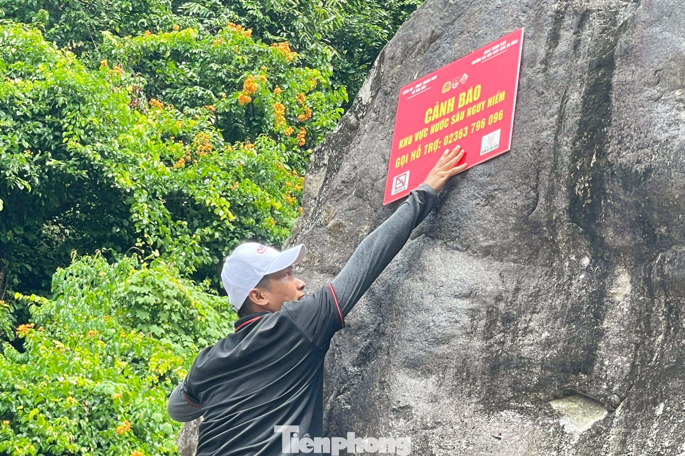 Trên các bảng cảnh báo có thông tin đường dây nóng để gọi hỗ trợ khi cần thiết