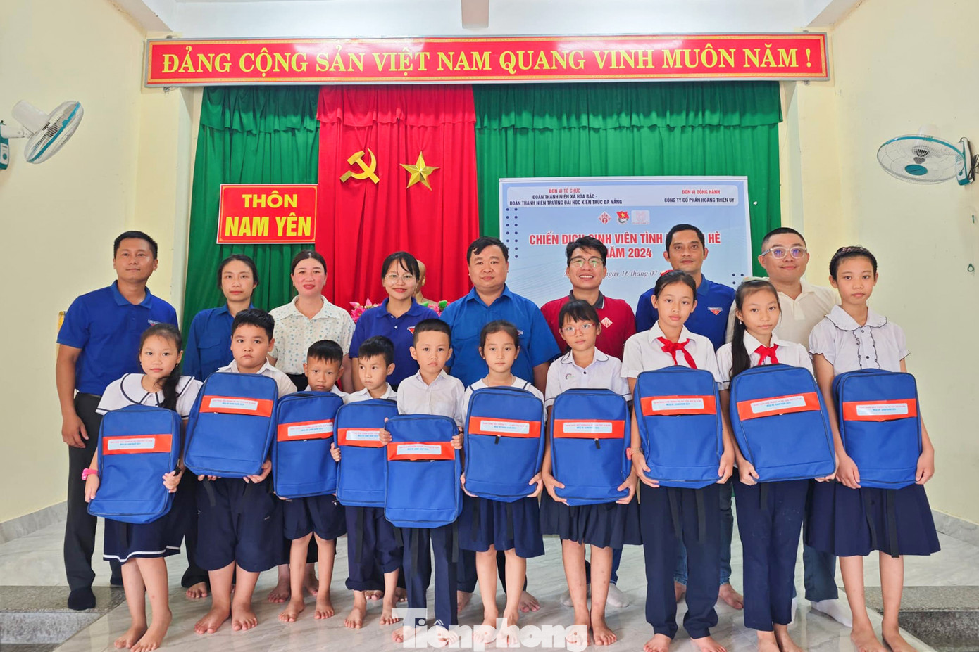 Đoàn trường ĐH Kiến trúc Đà Nẵng trao học bổng cho các em nhỏ vượt khó học giỏi