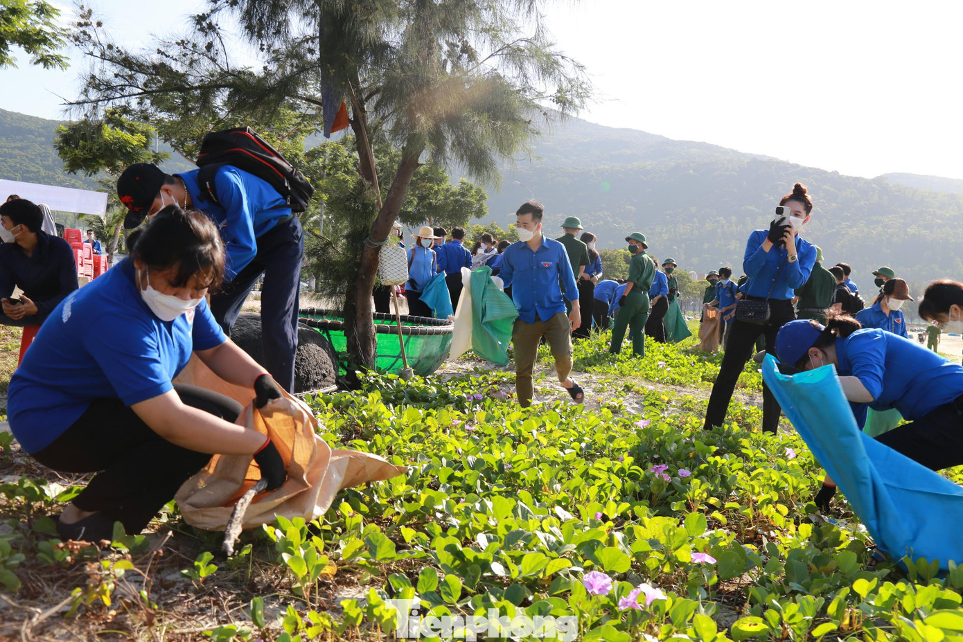 ... và dọn vệ sinh môi trường biển ở khu vực ngã ba Hoàng Sa - Lê Đức Thọ (quận Sơn Trà) ... và dọn vệ sinh môi trường biển ở khu vực ngã ba Hoàng Sa - Lê Đức Thọ (quận Sơn Trà)