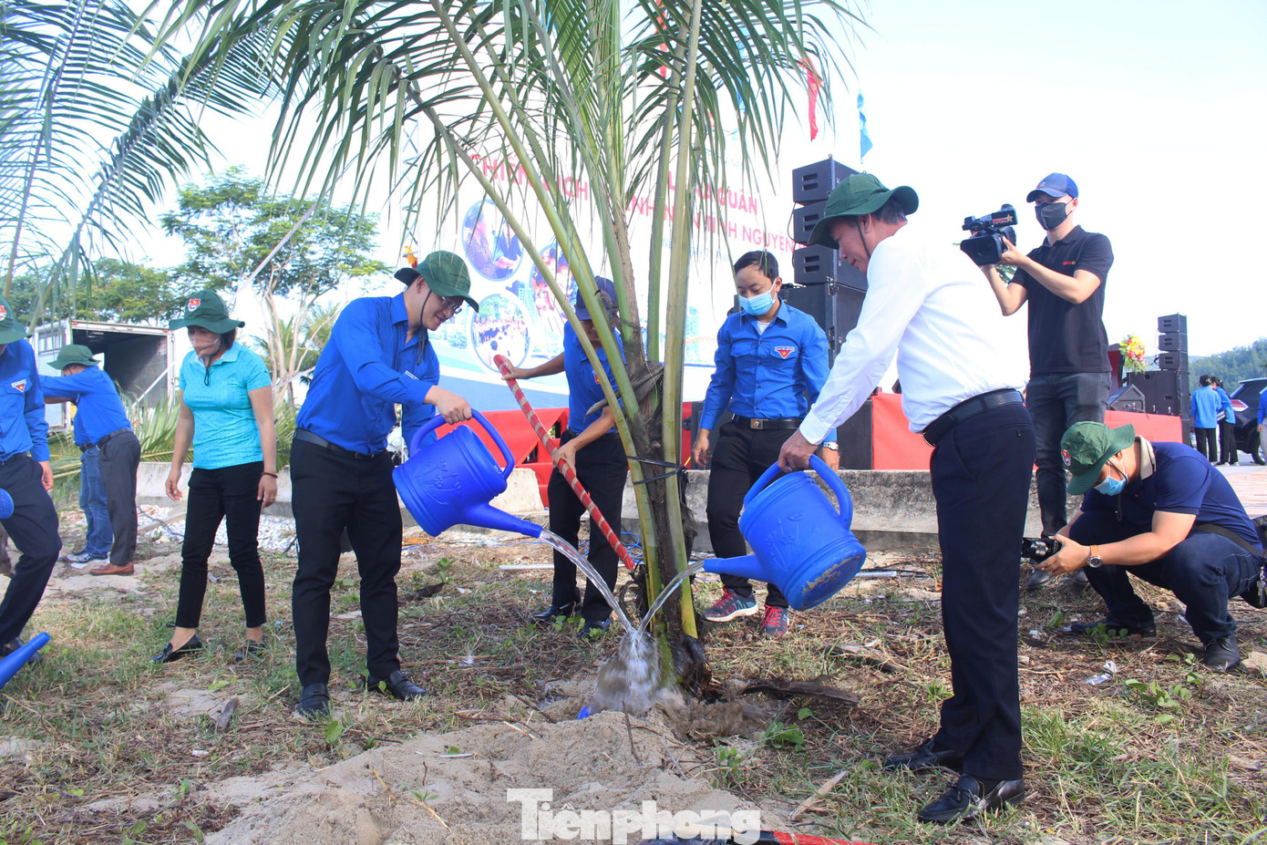 Ngay sau Lễ phát động, hơn 300 bạn đoàn viên thanh niên đã ra quân trồng cây xanh... Ngay sau Lễ phát động, hơn 300 bạn đoàn viên thanh niên đã ra quân trồng cây xanh...