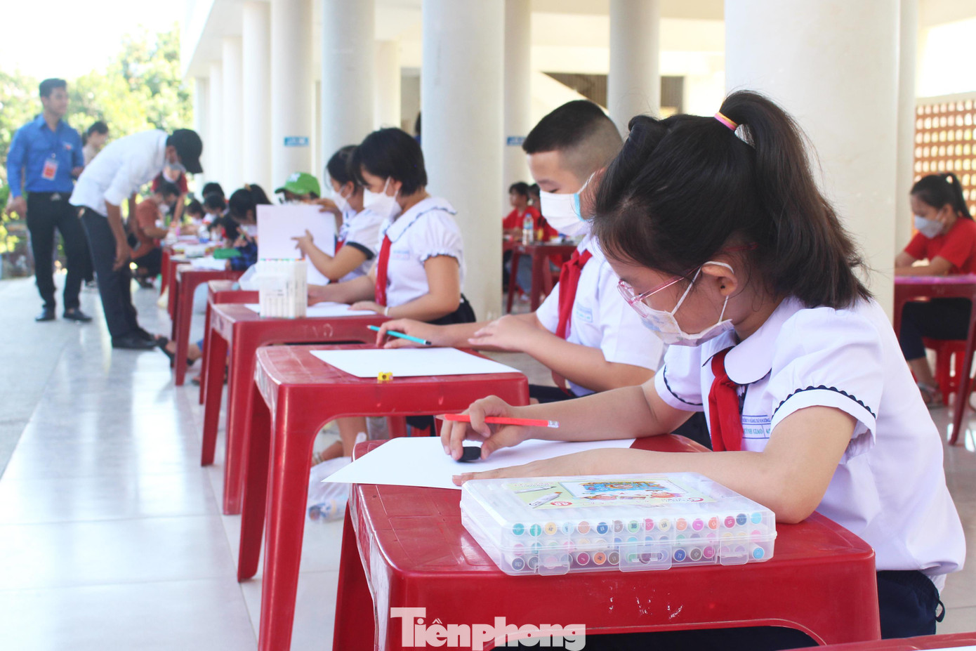 Ngoài ra, nhiều hoạt động sôi động được tổ chức, thu hút sự tham gia của đông đảo các em thiếu nhi như: thi vẽ tranh, team building, nhảy dân vũ...