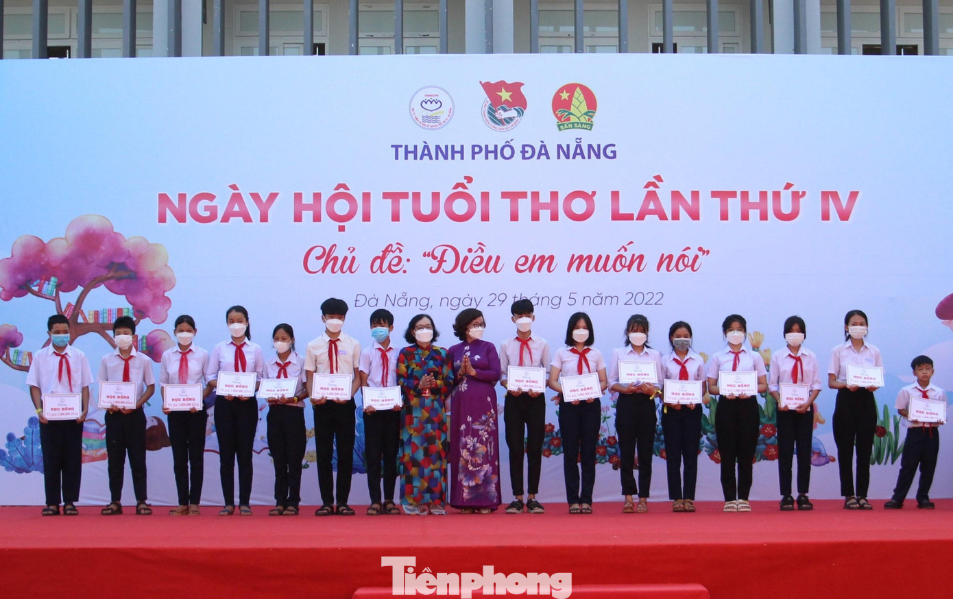 100 suất học bổng (mỗi suất trị giá 1 triệu đồng) được trao tặng cho các em học sinh có hoàn cảnh đặc biệt ở Đà Nẵng. Ảnh: Giang Thanh