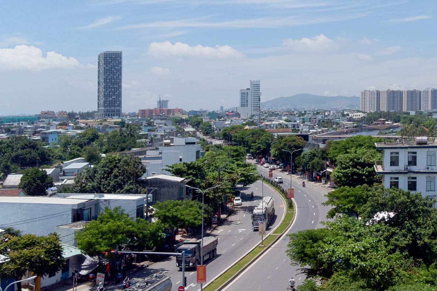 Điểm nhấn của phân khu này là nút giao Nguyễn Tất Thành - Nguyễn Lương Bằng, nút giao Nguyễn Tất Thành nối dài - vành đai phía Tây 2, nút giao đường DDT602 - Vành đai phía Tây, các công trình thương mại dịch vụ dọc tuyến Nguyễn Tất Thành nối dài…