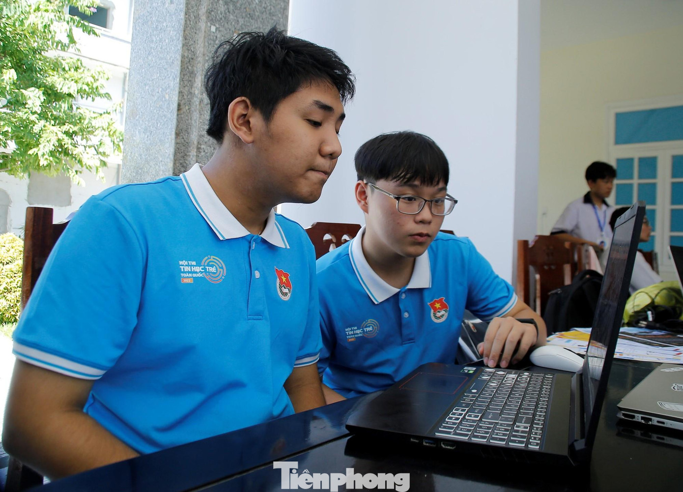 Đinh Thành Nhật và Trần Đình Phước thử nghiệm dùng laptop không cần dùng tay bằng phần mềm