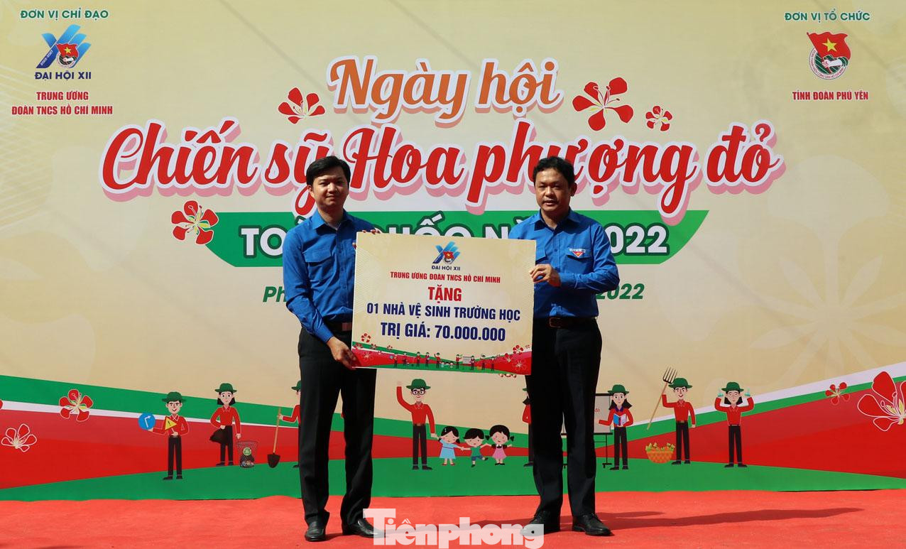 T.Ư Đoàn trao tặng một nhà vệ sinh trường học với trị giá 70 triệu đồng