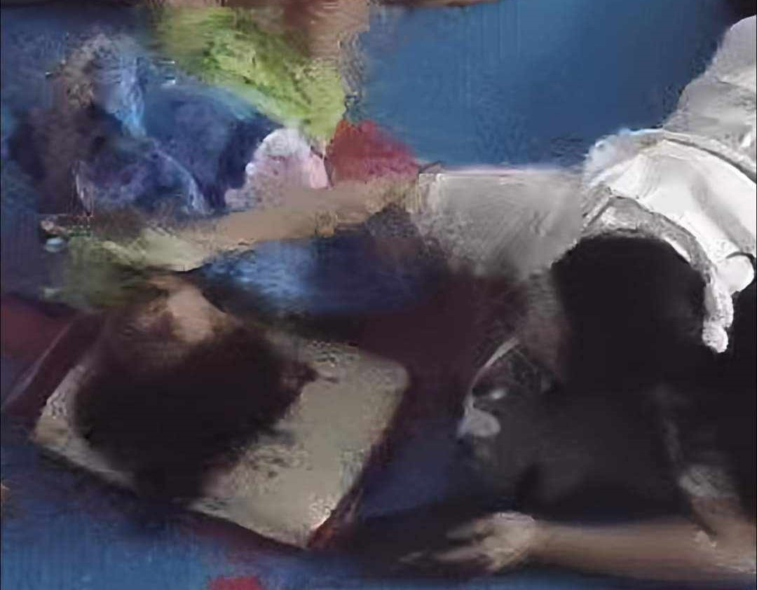 Hình ảnh cắt từ clip bảo mẫu tát vào mặt cháu bé. Hình ảnh cắt từ clip bảo mẫu tát vào mặt cháu bé.