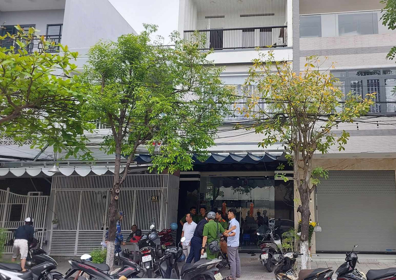 Lực lượng chức năng đến làm việc tại cơ sở nuôi dạy trẻ. Lực lượng chức năng đến làm việc tại cơ sở nuôi dạy trẻ.