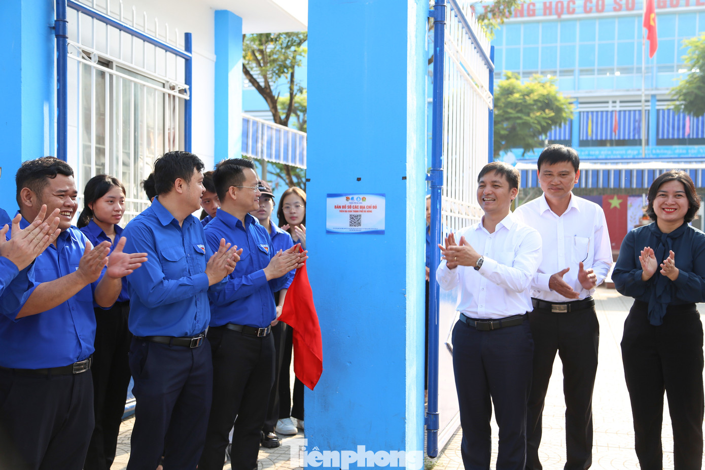 Tại Chương trình, Thành Đoàn Đà Nẵng cũng phát động mô hình “Đưa địa chỉ đỏ về với trường học” nhằm triển khai cho 100% các trường Tiểu học, THCS, THPT trên địa bàn thành phố gắn mã QR code về Bản đồ số Địa chỉ đỏ. Trong ảnh, Thành Đoàn cùng lãnh đạo địa phương gắn mã QR code Bản đổ Số địa chỉ đỏ tại trường THCS Nguyễn Thiện Thuật (quận Cẩm Lệ).