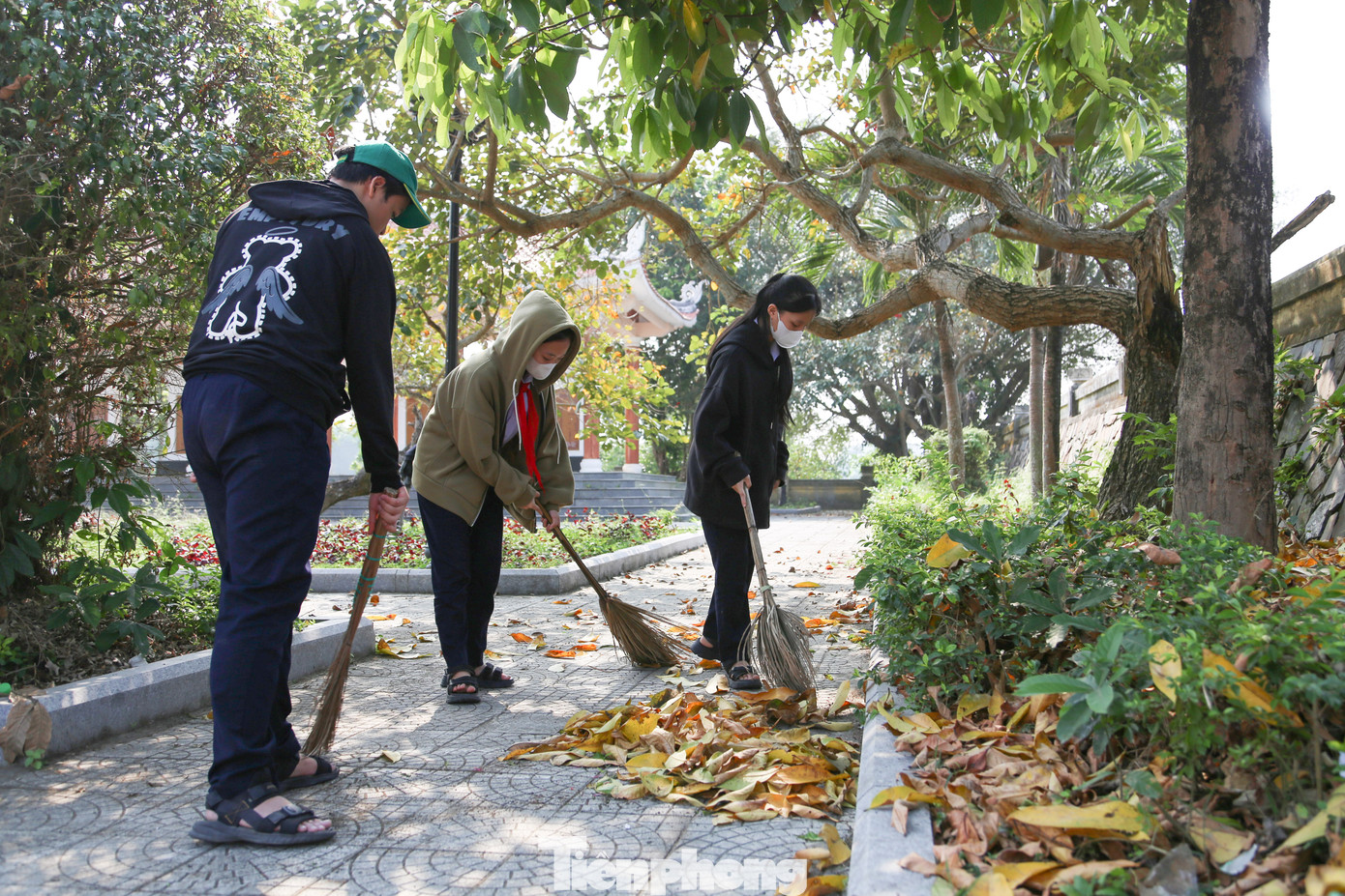 Hưởng ứng Ngày hoạt động cao điểm tình nguyện “Chung tay xây dựng nông thôn mới” và đồng loạt ra quân “Ngày Chủ nhật Xanh” năm 2024, Tuổi trẻ Hòa Vang tổ chức 11 đội thanh niên tình nguyện với hơn 200 đoàn viên thanh niên.