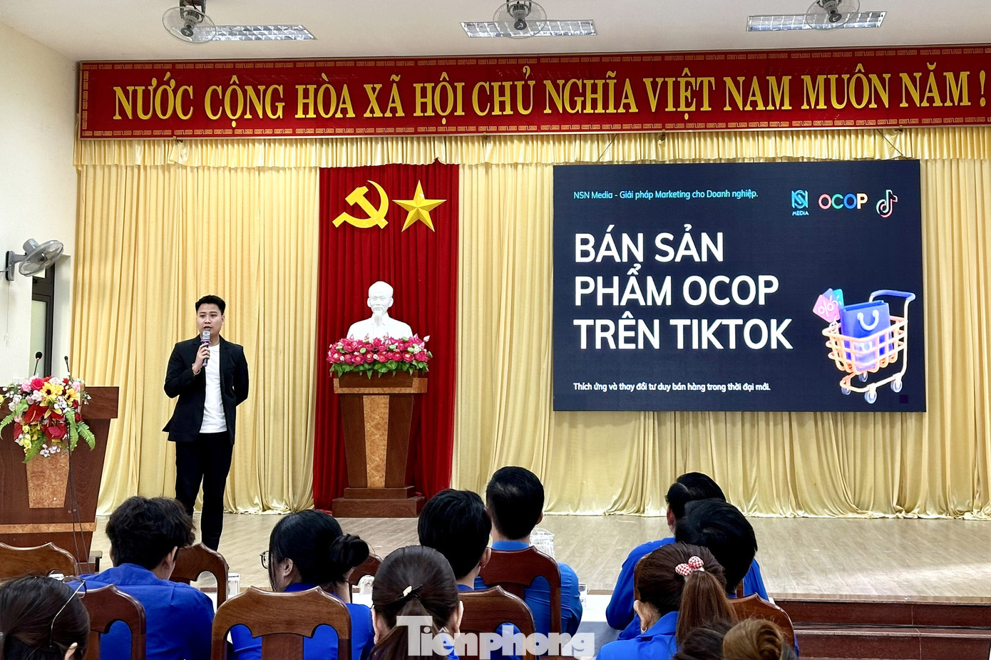 Đặc biệt, năm nay, Thành Đoàn Đà Nẵng chú trọng các hoạt động chuyển giao tri thức, giúp các địa phương ở huyện Hòa Vang tiếp cận các kiến thức, kỹ năng số; hỗ trợ đoàn viên thanh niên khởi nghiệp, lập nghiệp. Trong đó, nổi bật là buổi workshop "Bán sản phẩm OCOP trên TikTok".