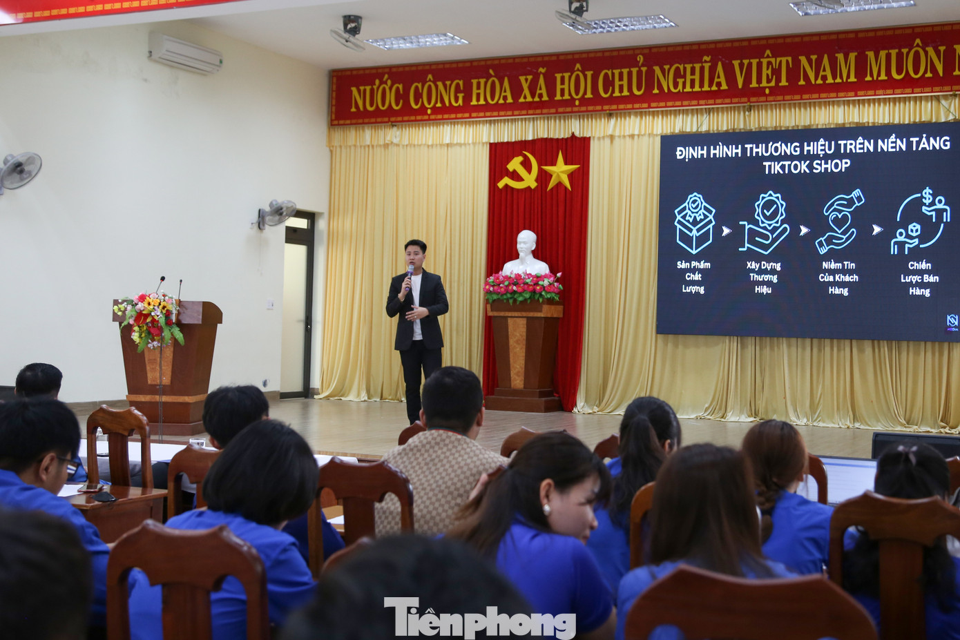 Ngày 17/3, Thành Đoàn Đà Nẵng đồng loạt triển khai trong các cơ sở Đoàn trực thuộc Ngày cao điểm "Tình nguyện chung tay xây dựng nông thôn mới và Ngày Chủ nhật xanh" năm 2024. Ảnh: Giang Thanh