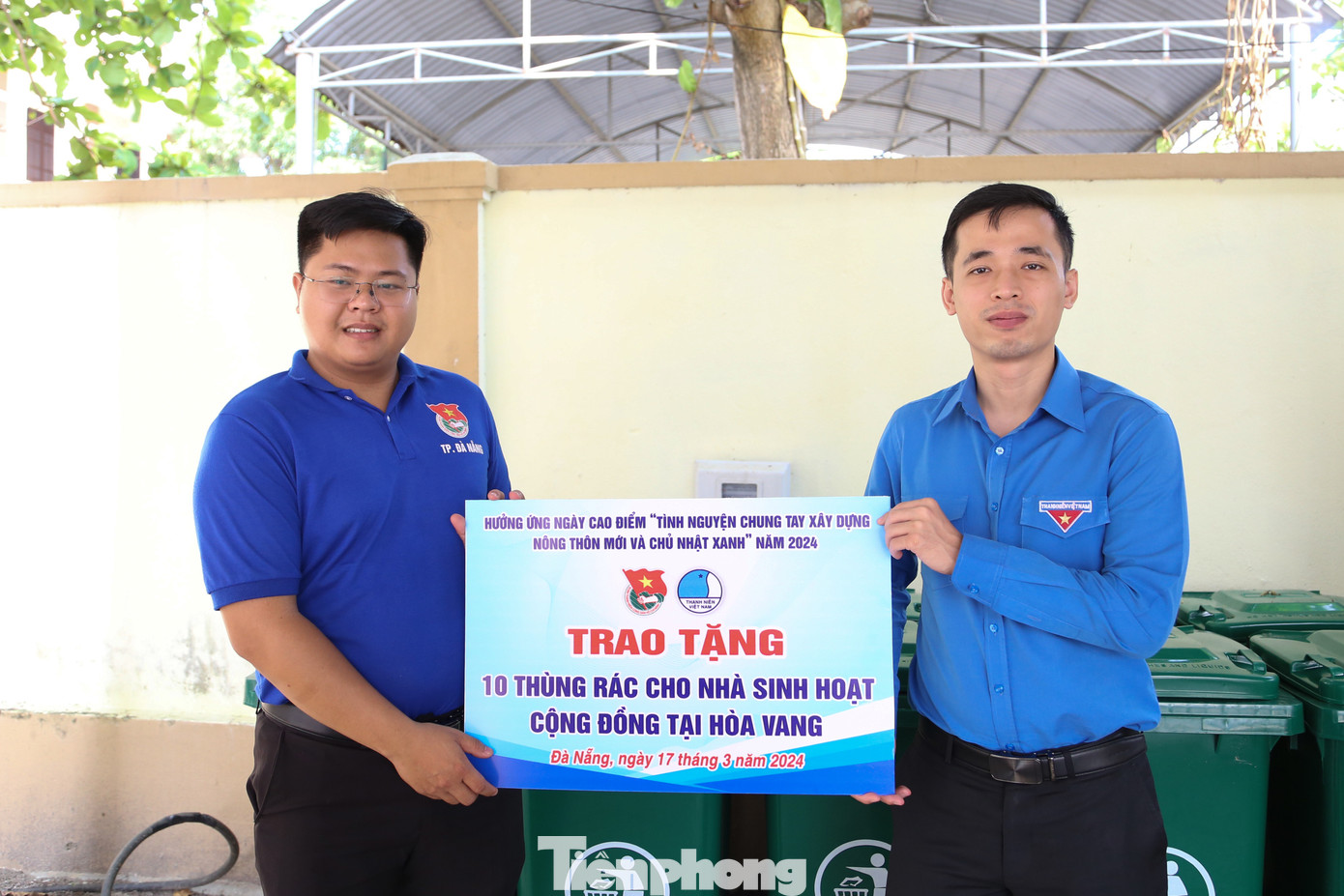 Cũng trong dịp này, Thành Đoàn Đà Nẵng trao tặng 10 thùng rác đặt tại các nhà sinh hoạt cộng đồng trên địa bàn huyện Hòa Vang.