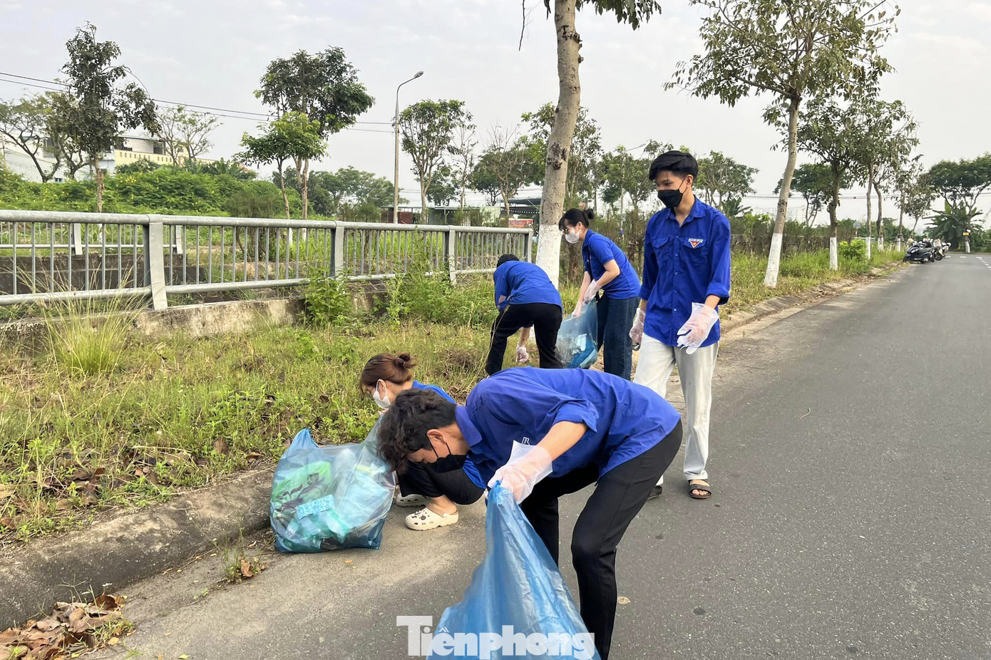 Các đơn vị cơ sở cũng tập trung xóa các điểm đen về môi trường, xóa bỏ các quảng cáo rao vặt trái phép, cải tạo các bồn hoa, duy trì và nhân rộng các tuyến đường thanh niên tự quản với các tiêu chí “sáng, xanh, sạch, đẹp, văn minh, an toàn”...