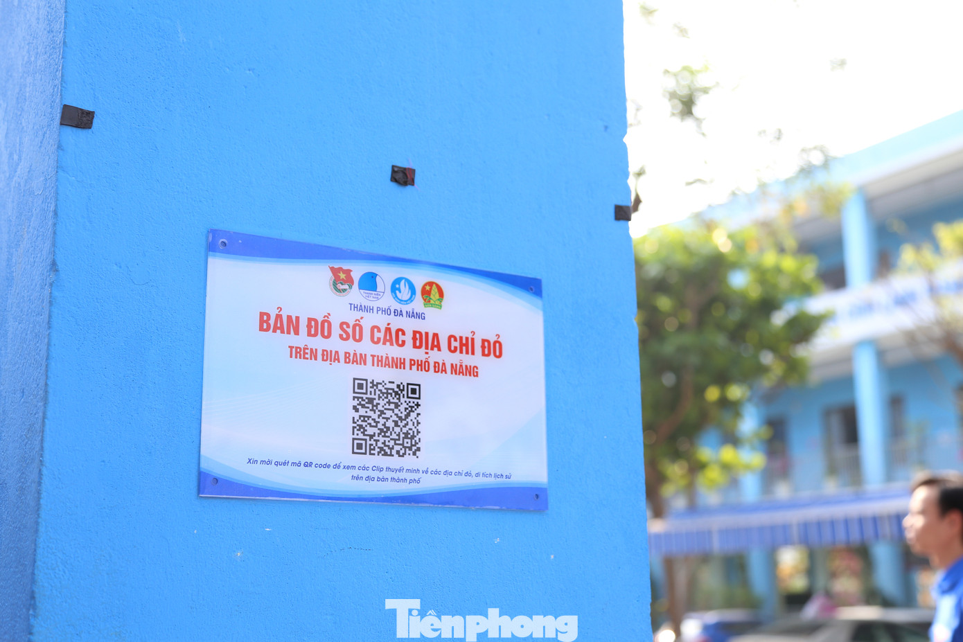 Với mã QR được gắn ở 83 địa chỉ đỏ, cũng như được chia sẻ trên các nền tảng mạng xã hội của Đoàn Thanh niên, người dân và du khách chỉ cần dùng điện thoại thông minh quét mã để tham quan các địa chỉ đỏ trên không gian mạng.