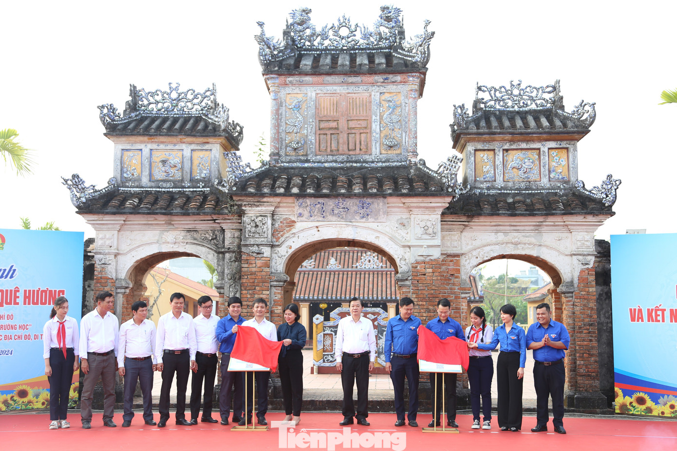 Sáng 17/3, tại khu di tích Đình Làng Lỗ Giáng (phường Hòa Xuân, quận Cẩm Lệ), Thành Đoàn Đà Nẵng tổ chức chương trình “Tự hào truyền thống quê hương” với chủ đề “Tuổi trẻ Đà Nẵng góp phần phát huy giá trị di sản văn hóa”. Ảnh: Giang Thanh