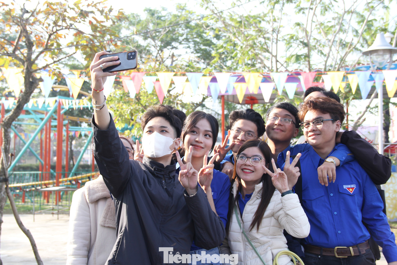 Nhiều bạn trẻ lưu lại những khoảnh khắc cùng Hoa hậu Thanh Thủy tại Tết trồng cây. Ảnh: Giang Thanh Nhiều bạn trẻ lưu lại những khoảnh khắc cùng Hoa hậu Thanh Thủy tại Tết trồng cây. Ảnh: Giang Thanh