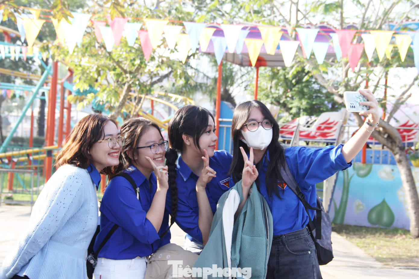 Nhiều bạn trẻ lưu lại những khoảnh khắc cùng Hoa hậu Thanh Thủy tại Tết trồng cây. Ảnh: Giang Thanh Nhiều bạn trẻ lưu lại những khoảnh khắc cùng Hoa hậu Thanh Thủy tại Tết trồng cây. Ảnh: Giang Thanh