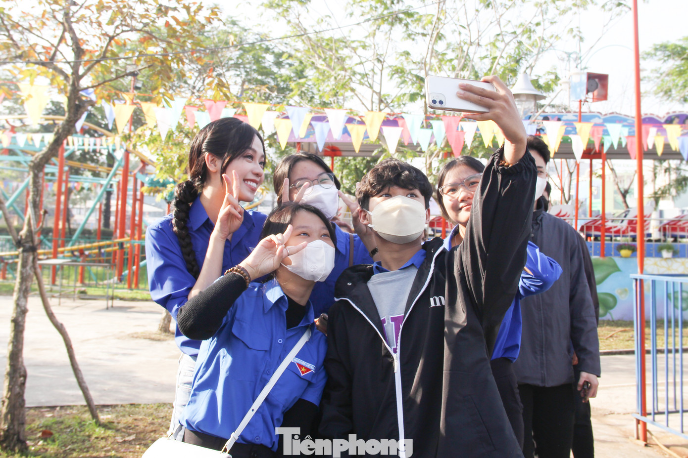 Nhiều bạn trẻ lưu lại những khoảnh khắc cùng Hoa hậu Thanh Thủy tại Tết trồng cây. Ảnh: Giang Thanh Nhiều bạn trẻ lưu lại những khoảnh khắc cùng Hoa hậu Thanh Thủy tại Tết trồng cây. Ảnh: Giang Thanh