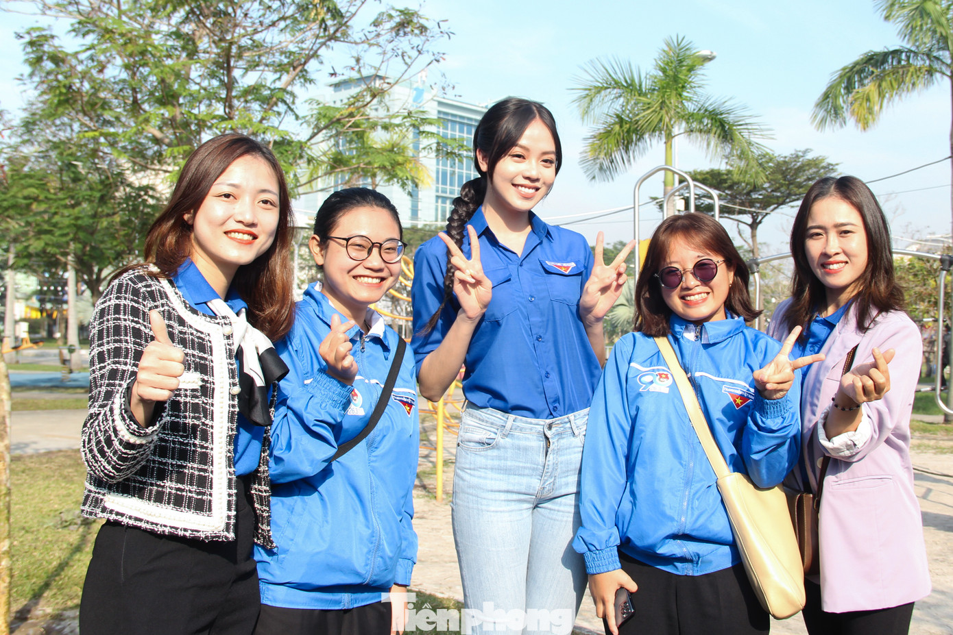 Nhiều bạn trẻ lưu lại những khoảnh khắc cùng Hoa hậu Thanh Thủy tại Tết trồng cây. Ảnh: Giang Thanh Nhiều bạn trẻ lưu lại những khoảnh khắc cùng Hoa hậu Thanh Thủy tại Tết trồng cây. Ảnh: Giang Thanh