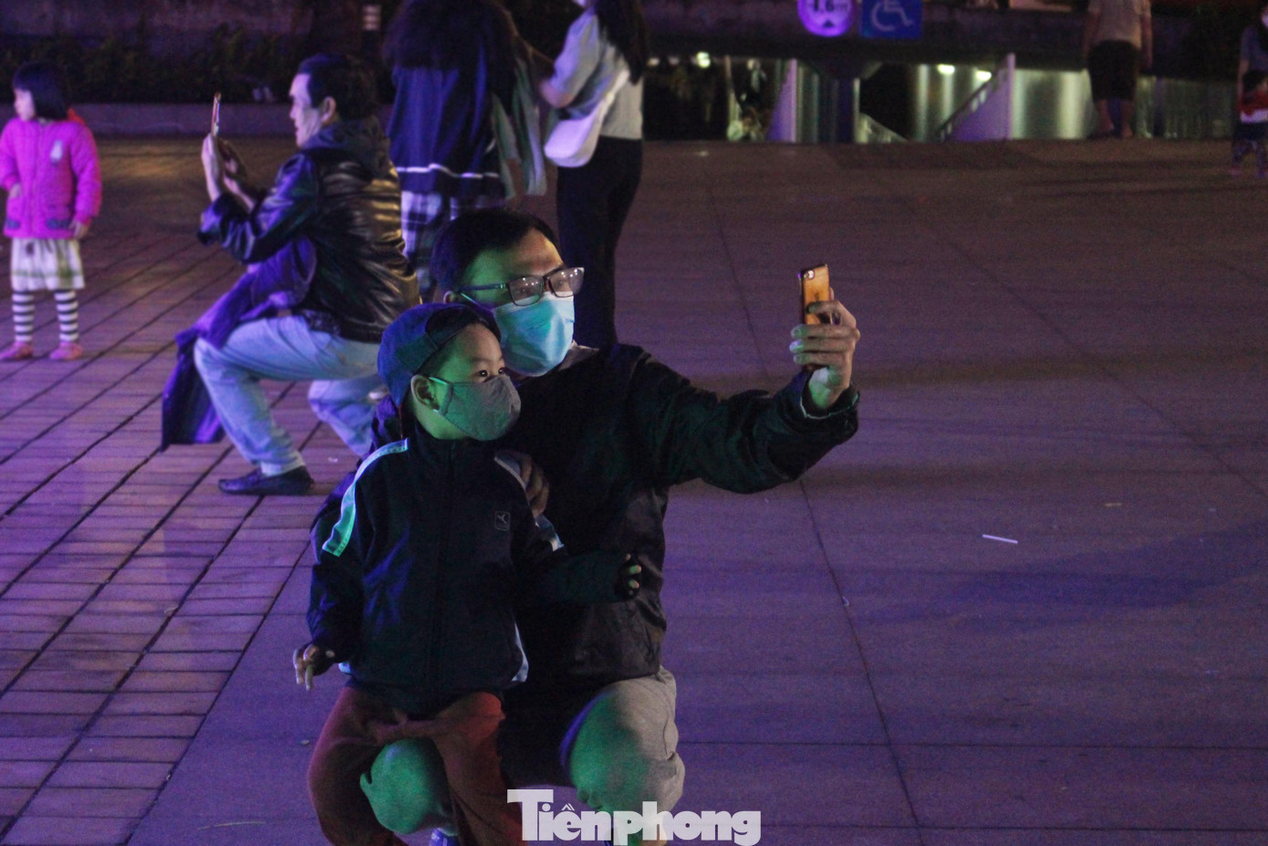 Bên cạnh không gian nghệ thuật ánh sáng ở khu vực cầu Rồng, nhiều hoạt động cũng được tổ chức như triển lãm ảnh "Đà Nẵng - thành phố của những cây cầu", "Đà Nẵng - 25 năm thành tựu và phát triển", triển lãm "Nghe hiện vật kể chuyện", sự kiện "Đón lễ hội diệu kì"...